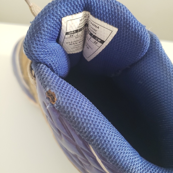 Boy’s Under Armour Baseball Cleats - Picture 15 of 16